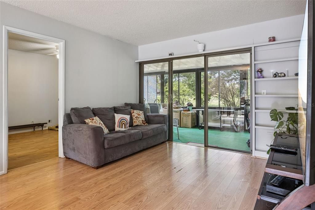 For Sale: $179,500 (2 beds, 2 baths, 972 Square Feet)