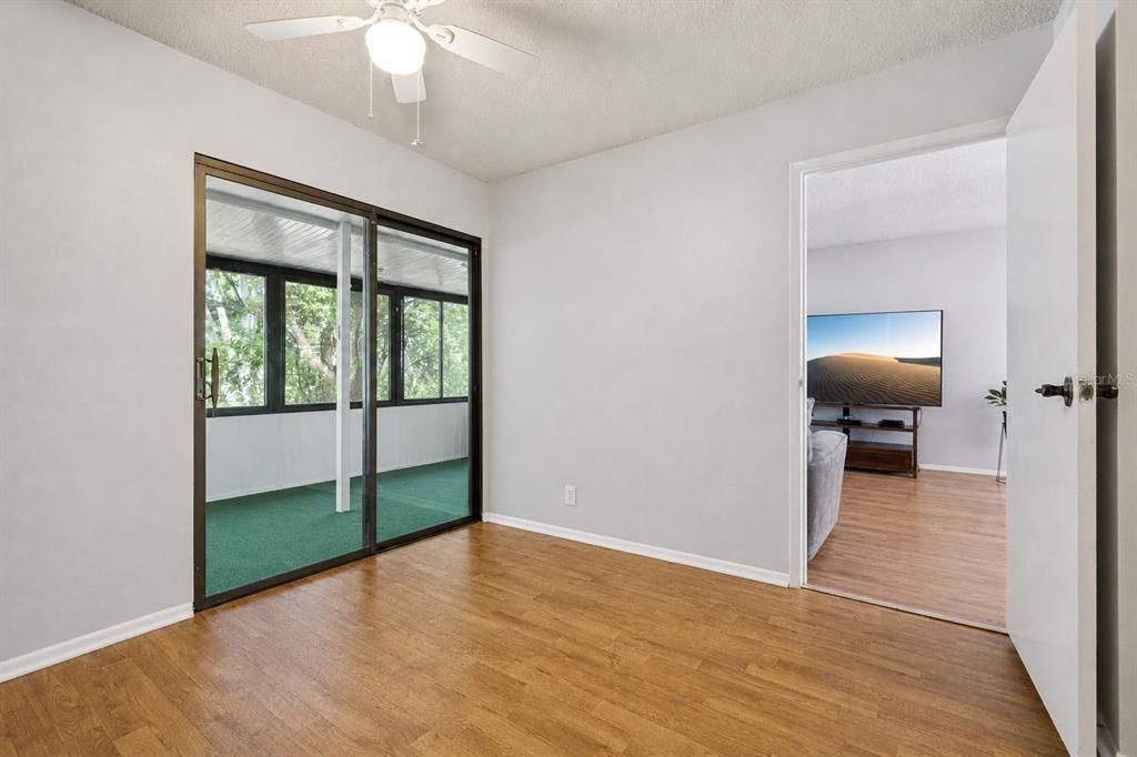 For Sale: $179,500 (2 beds, 2 baths, 972 Square Feet)