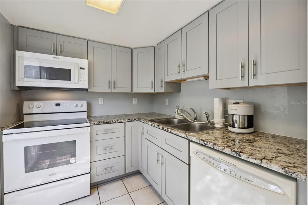For Sale: $179,500 (2 beds, 2 baths, 972 Square Feet)