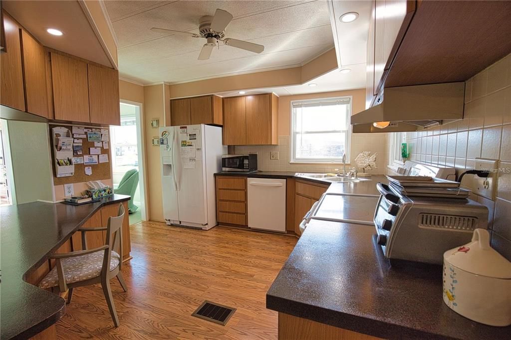 На продажу: $129,900 (2 спален, 2 ванн, 1242 Квадратных фут)