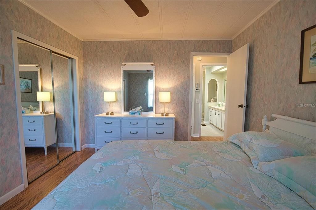 На продажу: $129,900 (2 спален, 2 ванн, 1242 Квадратных фут)