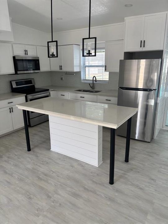Active With Contract: $430,000 (4 beds, 2 baths, 1339 Square Feet)