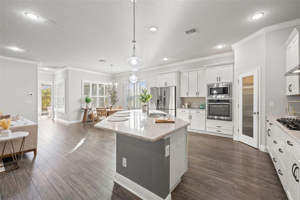 Active With Contract: $565,000 (3 beds, 3 baths, 2302 Square Feet)