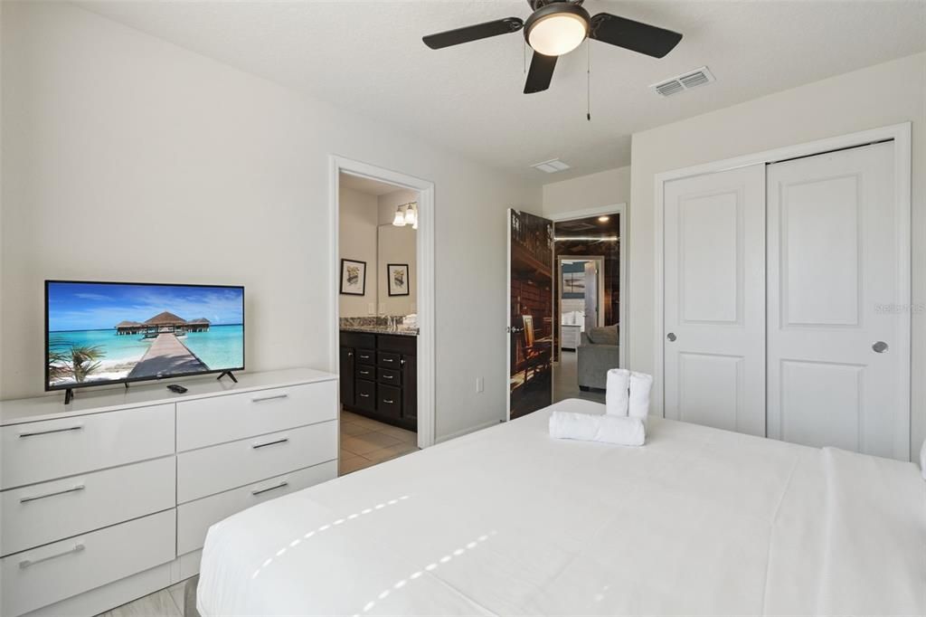 For Sale: $850,000 (10 beds, 8 baths, 4399 Square Feet)