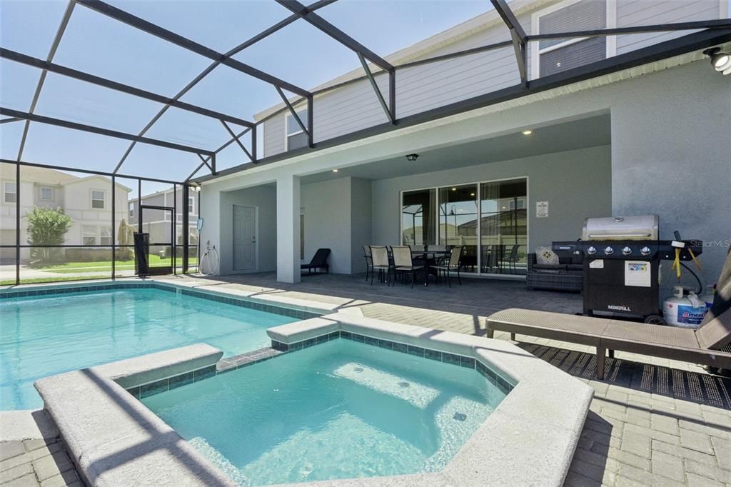 For Sale: $850,000 (10 beds, 8 baths, 4399 Square Feet)