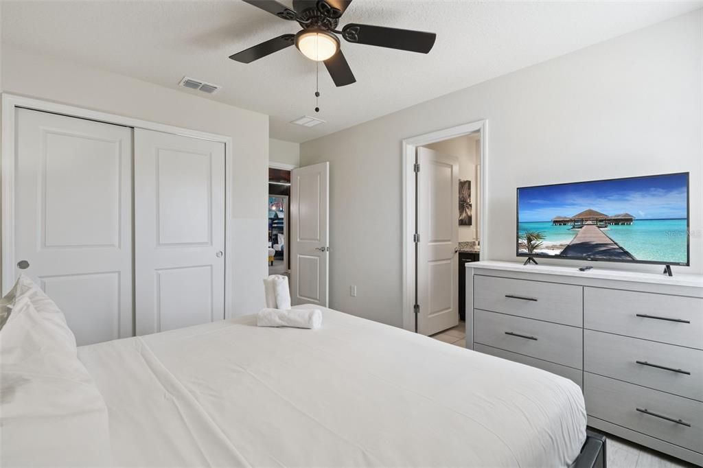 For Sale: $850,000 (10 beds, 8 baths, 4399 Square Feet)