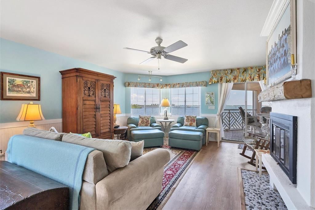 For Sale: $719,000 (2 beds, 2 baths, 1287 Square Feet)