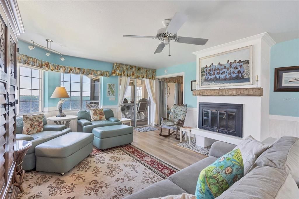 For Sale: $719,000 (2 beds, 2 baths, 1287 Square Feet)
