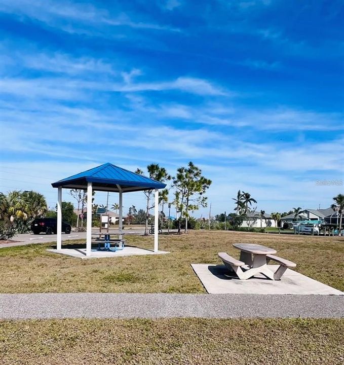 На продажу: $199,900 (0.23 acres)