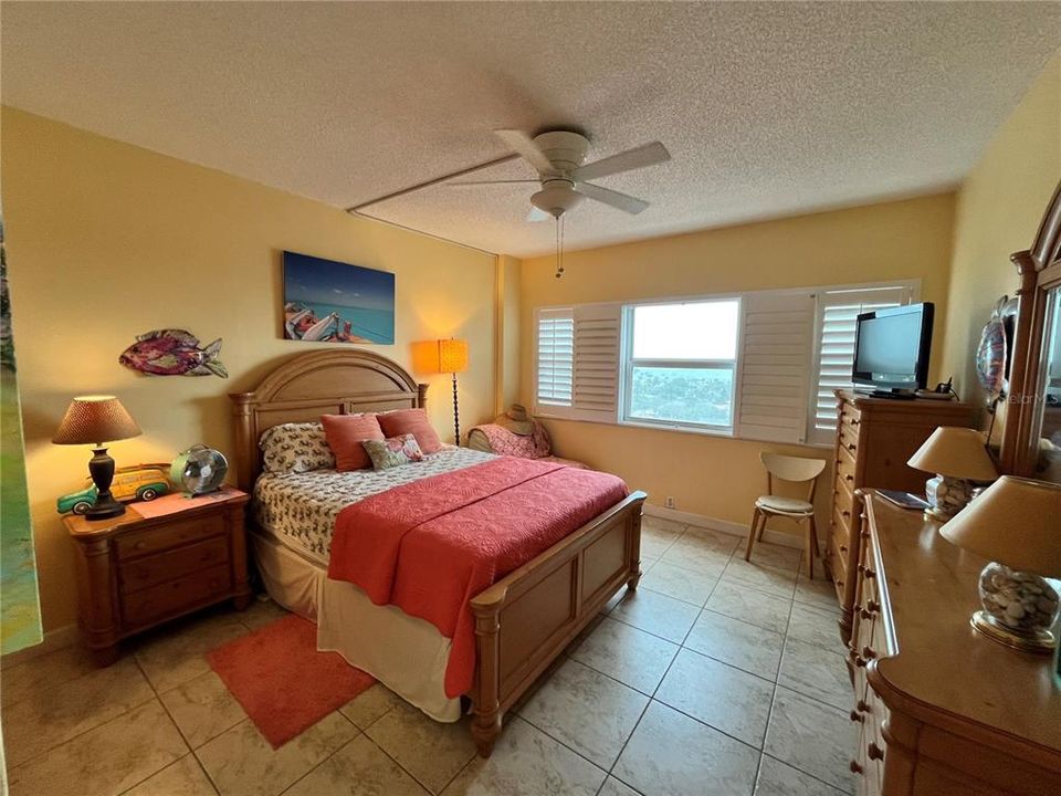Active With Contract: $375,000 (2 beds, 1 baths, 1090 Square Feet)