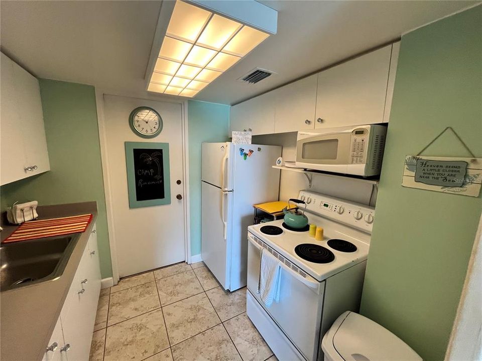 Active With Contract: $375,000 (2 beds, 1 baths, 1090 Square Feet)