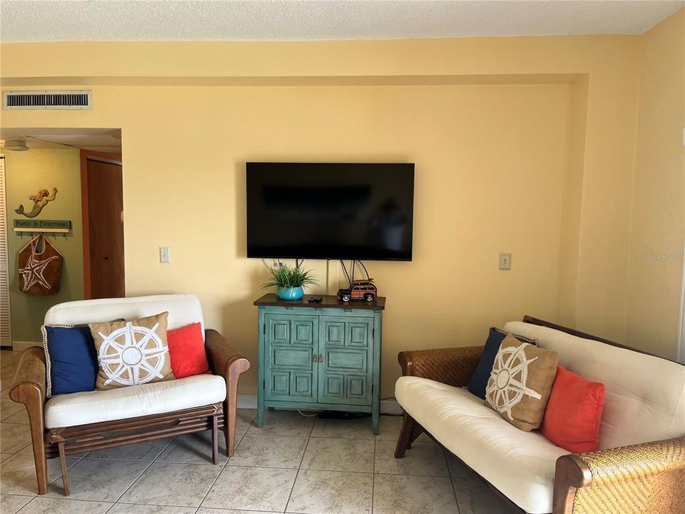 Active With Contract: $375,000 (2 beds, 1 baths, 1090 Square Feet)