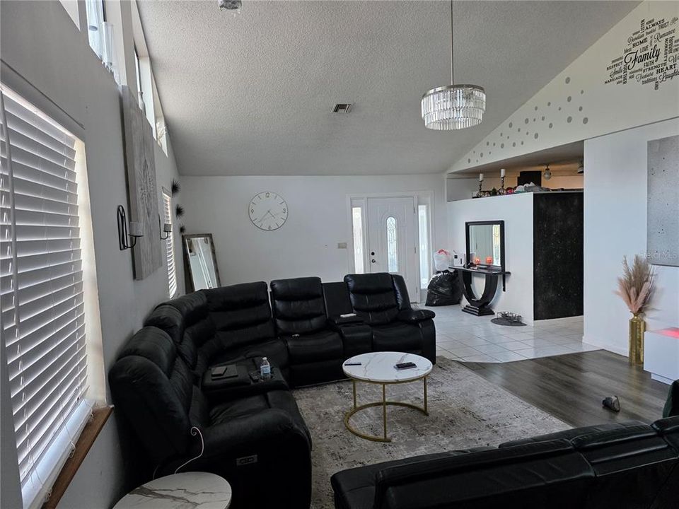 For Sale: $325,000 (3 beds, 2 baths, 1684 Square Feet)
