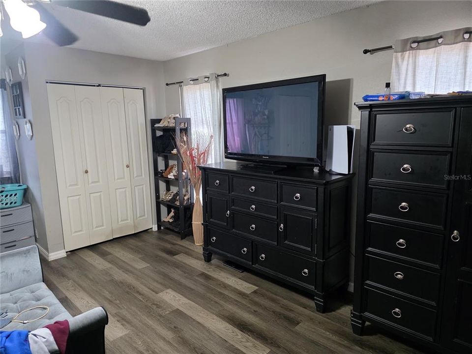 For Sale: $325,000 (3 beds, 2 baths, 1684 Square Feet)