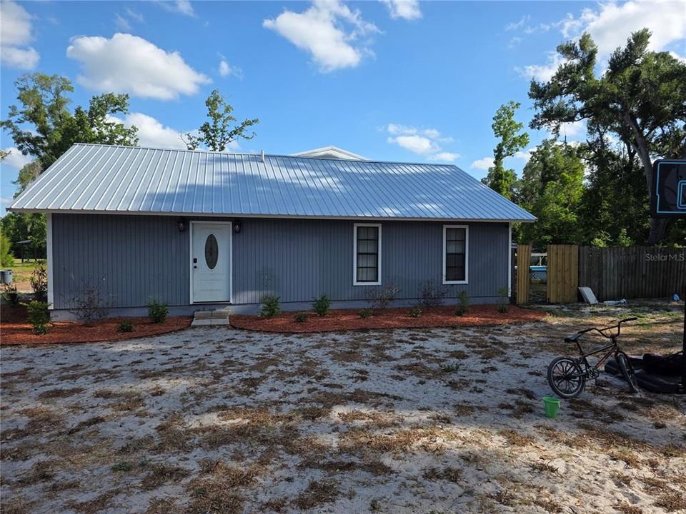 For Sale: $325,000 (3 beds, 2 baths, 1684 Square Feet)
