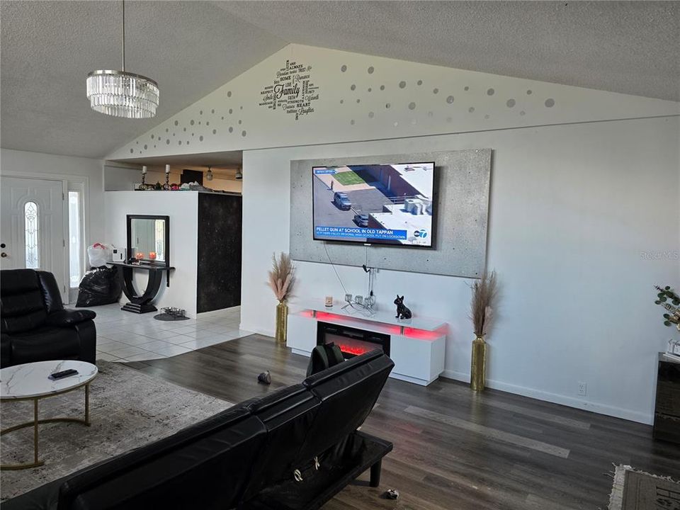 For Sale: $325,000 (3 beds, 2 baths, 1684 Square Feet)