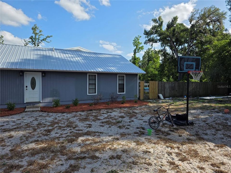 For Sale: $325,000 (3 beds, 2 baths, 1684 Square Feet)