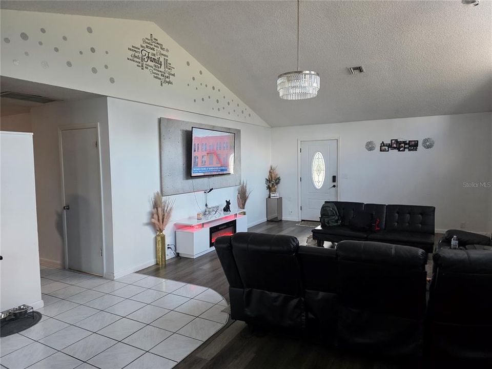 For Sale: $325,000 (3 beds, 2 baths, 1684 Square Feet)