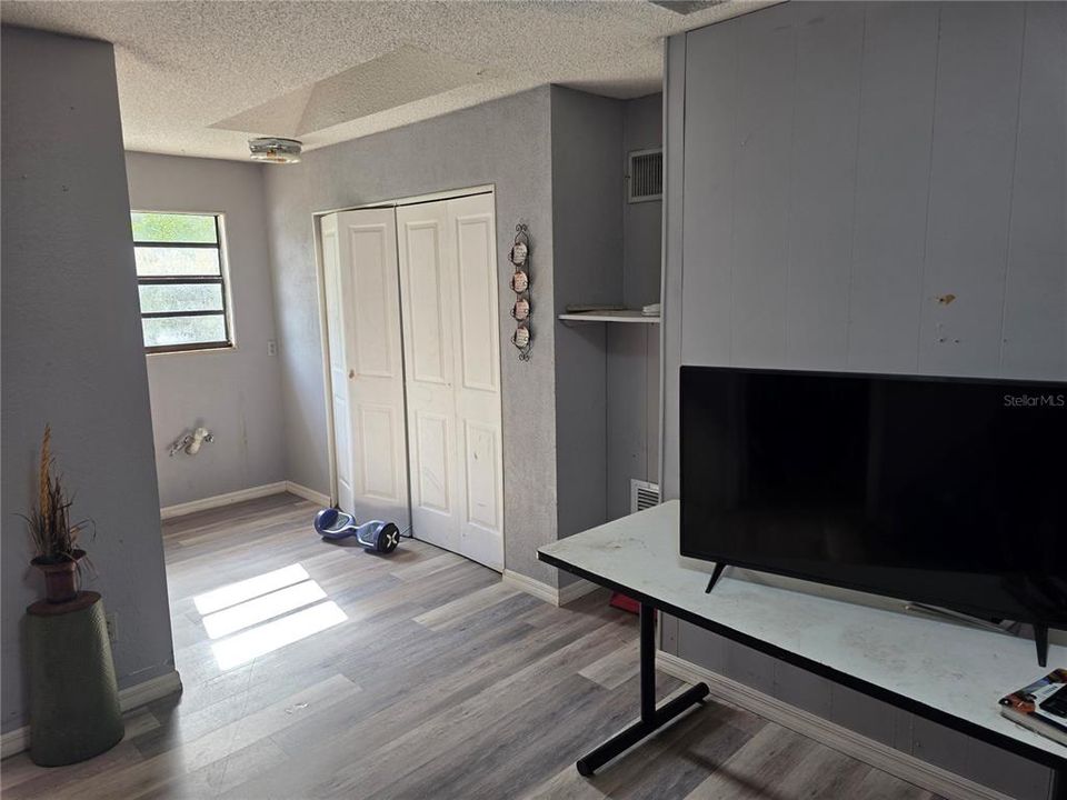 For Sale: $325,000 (3 beds, 2 baths, 1684 Square Feet)