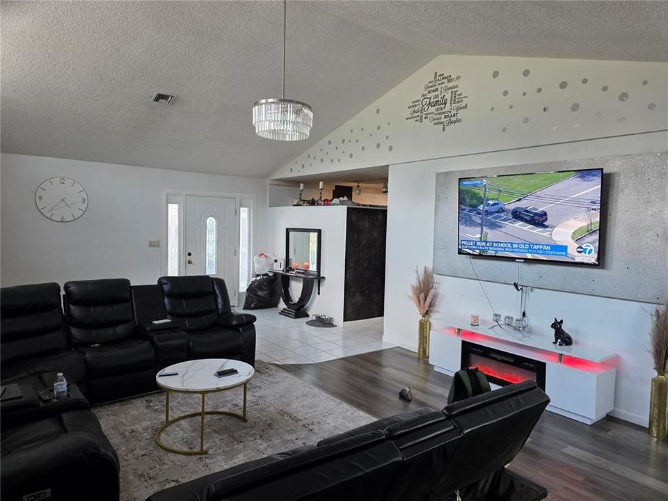 For Sale: $325,000 (3 beds, 2 baths, 1684 Square Feet)