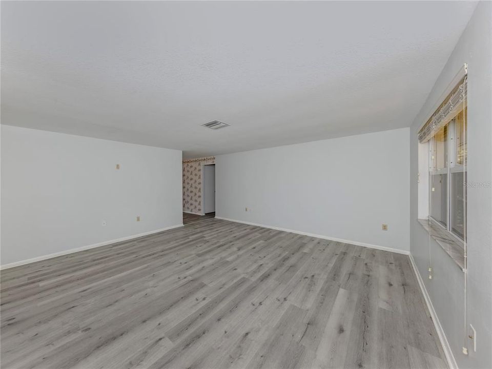 Activo con contrato: $325,000 (3 camas, 2 baños, 1361 Pies cuadrados)