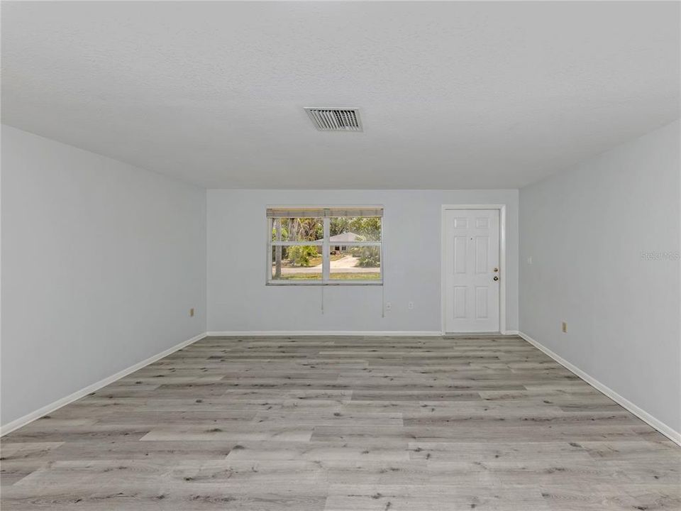 Activo con contrato: $325,000 (3 camas, 2 baños, 1361 Pies cuadrados)
