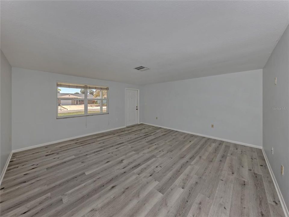 Activo con contrato: $325,000 (3 camas, 2 baños, 1361 Pies cuadrados)