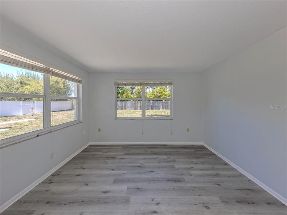 Activo con contrato: $325,000 (3 camas, 2 baños, 1361 Pies cuadrados)