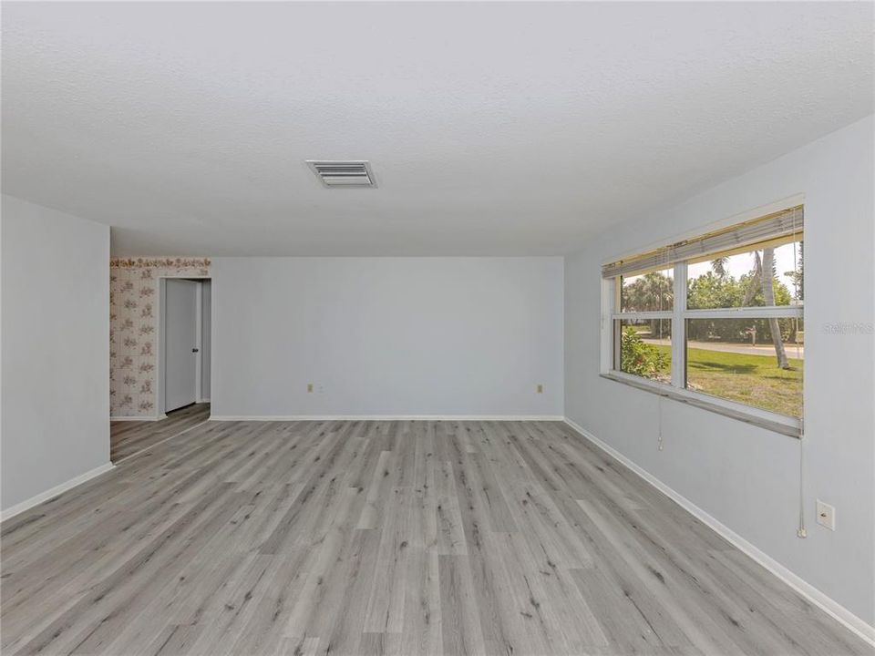 Activo con contrato: $325,000 (3 camas, 2 baños, 1361 Pies cuadrados)