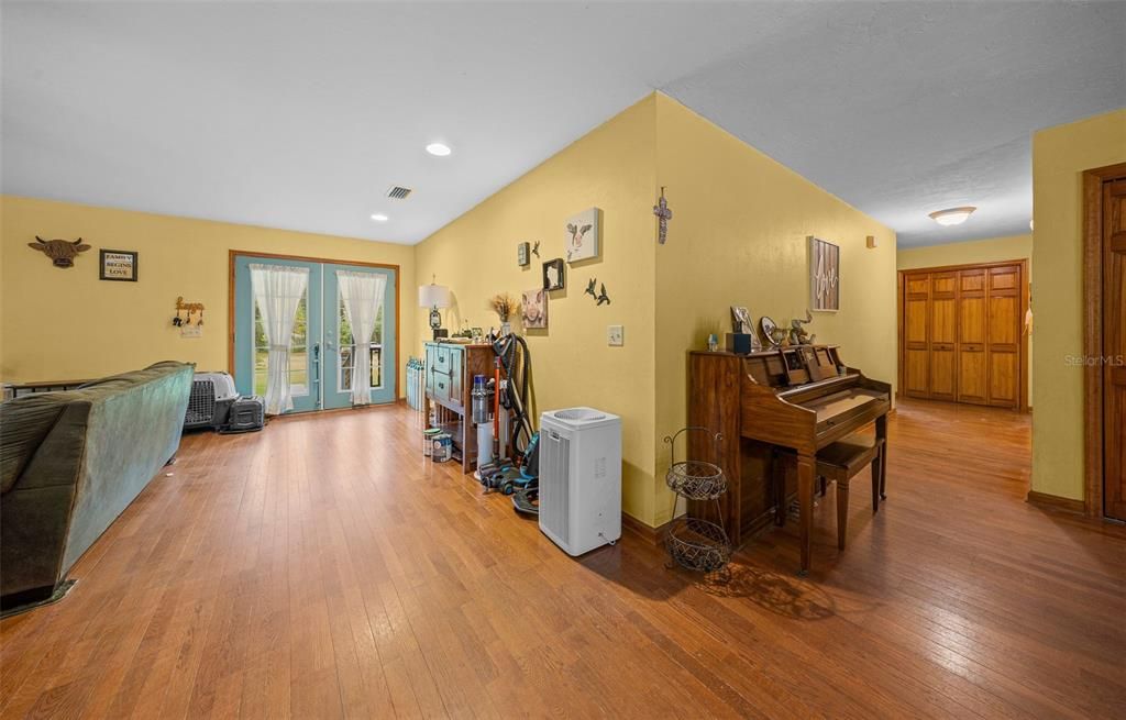 For Sale: $750,000 (3 beds, 2 baths, 2607 Square Feet)