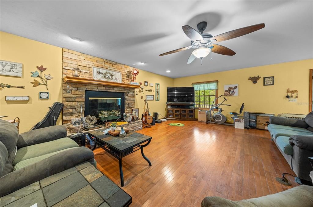 For Sale: $750,000 (3 beds, 2 baths, 2607 Square Feet)