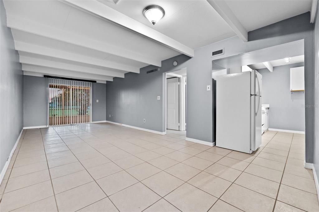 На продажу: $77,950 (1 спален, 1 ванн, 648 Квадратных фут)