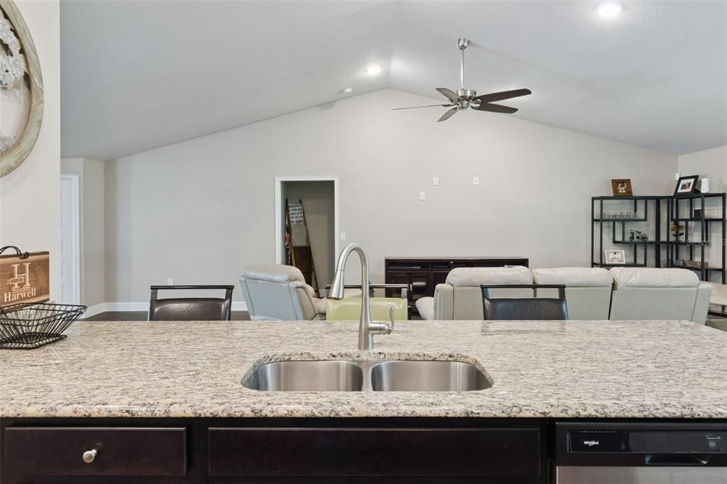 En Venta: $430,000 (4 camas, 2 baños, 2553 Pies cuadrados)