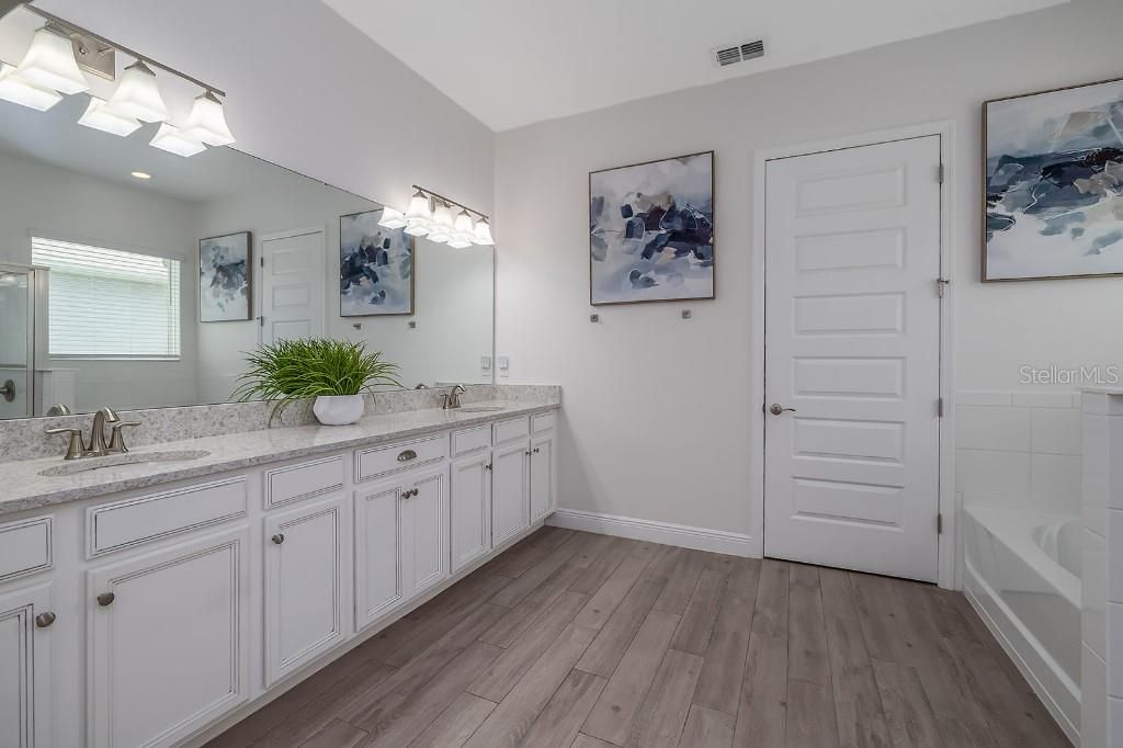 For Sale: $724,900 (4 beds, 3 baths, 2735 Square Feet)