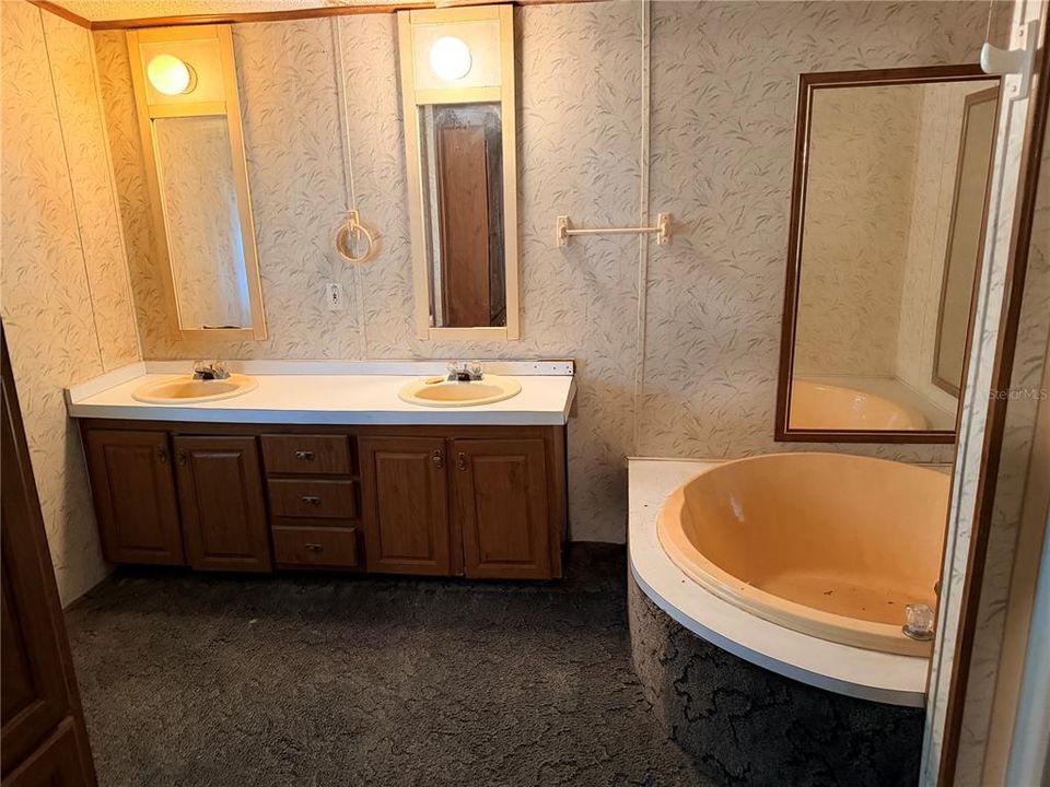 Active With Contract: $114,995 (3 beds, 2 baths, 1488 Square Feet)