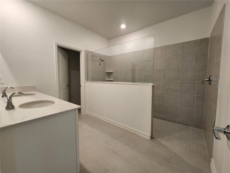 En Renta: $2,550 (4 camas, 3 baños, 2599 Pies cuadrados)