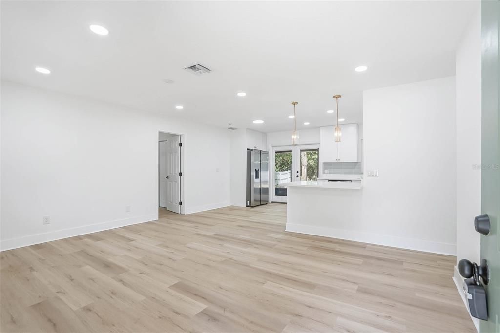 Activo con contrato: $269,900 (4 camas, 2 baños, 1400 Pies cuadrados)