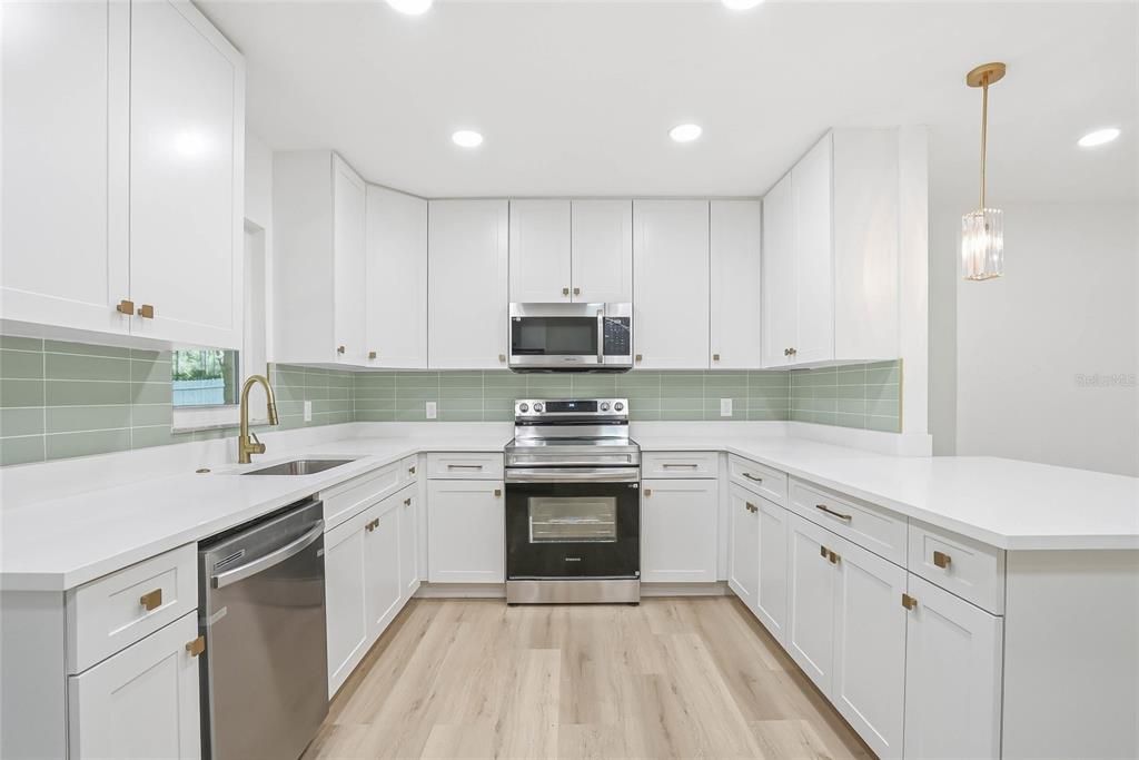 Activo con contrato: $269,900 (4 camas, 2 baños, 1400 Pies cuadrados)