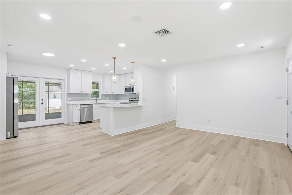 Activo con contrato: $269,900 (4 camas, 2 baños, 1400 Pies cuadrados)