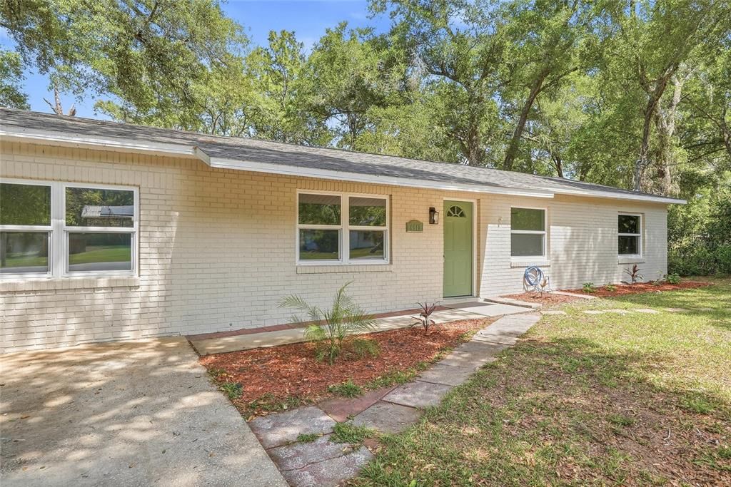 Activo con contrato: $269,900 (4 camas, 2 baños, 1400 Pies cuadrados)