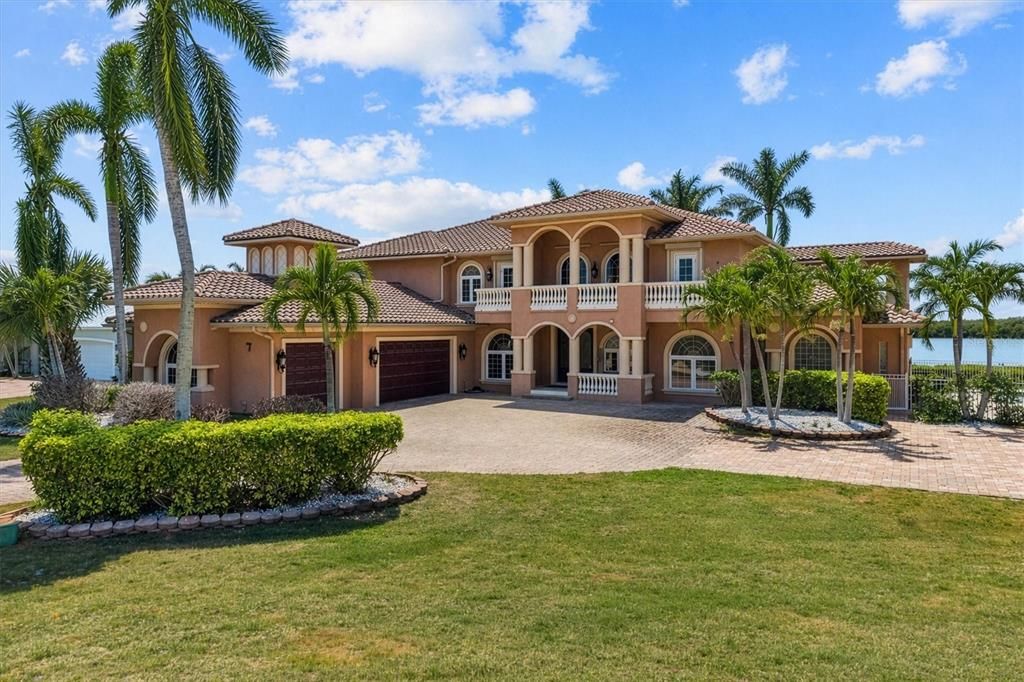 For Sale: $3,100,000 (7 beds, 5 baths, 4967 Square Feet)