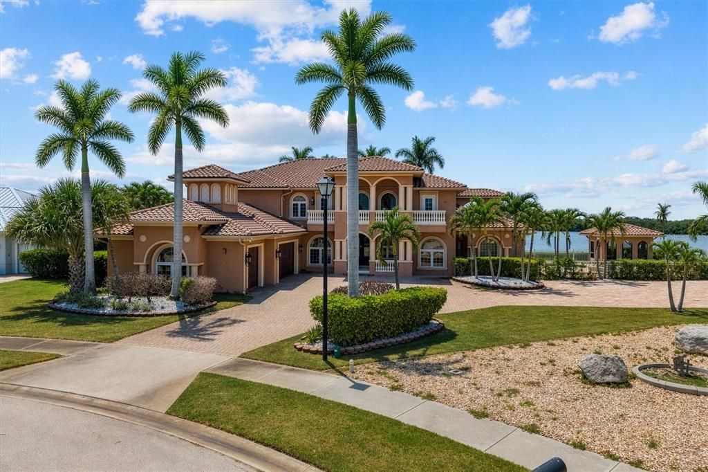 For Sale: $3,100,000 (7 beds, 5 baths, 4967 Square Feet)