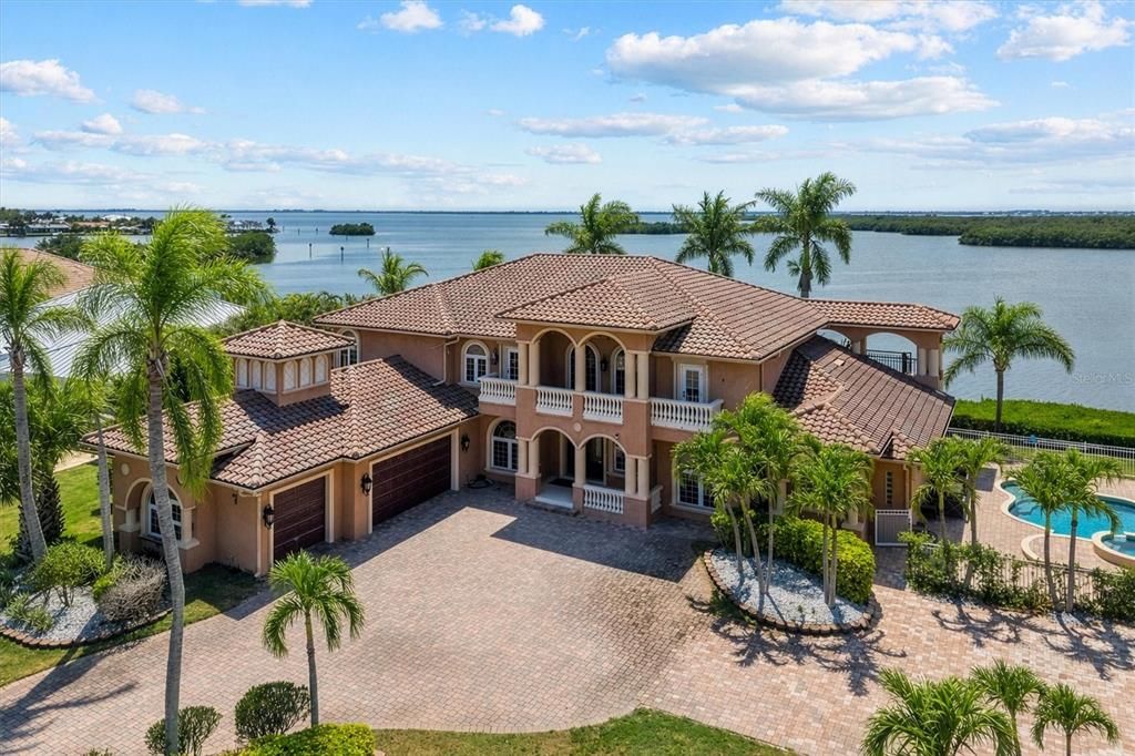 For Sale: $3,100,000 (7 beds, 5 baths, 4967 Square Feet)