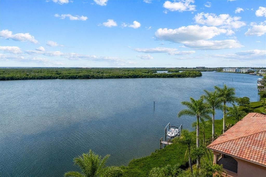 For Sale: $3,100,000 (7 beds, 5 baths, 4967 Square Feet)