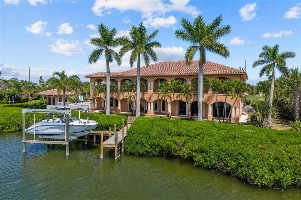 For Sale: $3,100,000 (7 beds, 5 baths, 4967 Square Feet)