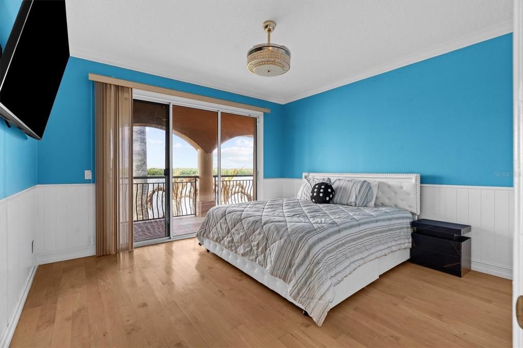 For Sale: $3,100,000 (7 beds, 5 baths, 4967 Square Feet)