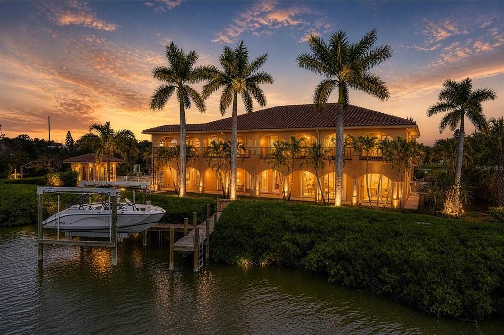 For Sale: $3,100,000 (7 beds, 5 baths, 4967 Square Feet)