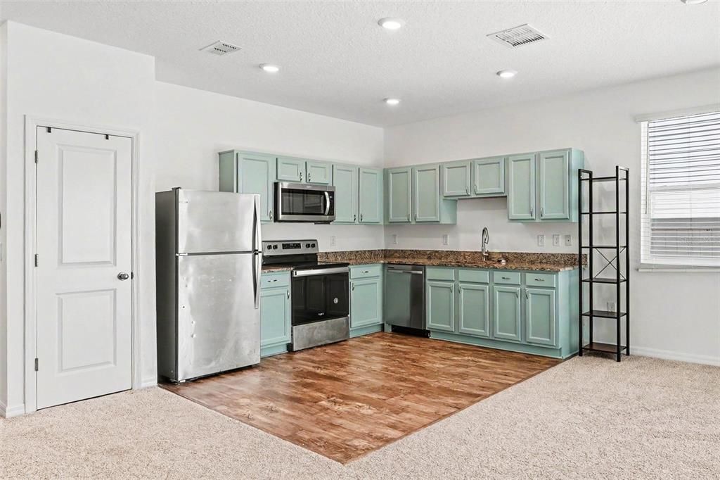 В аренду: $1,900 (3 спален, 2 ванн, 1404 Квадратных фут)