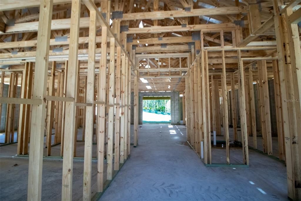 Activo con contrato: $485,000 (3 camas, 3 baños, 2301 Pies cuadrados)