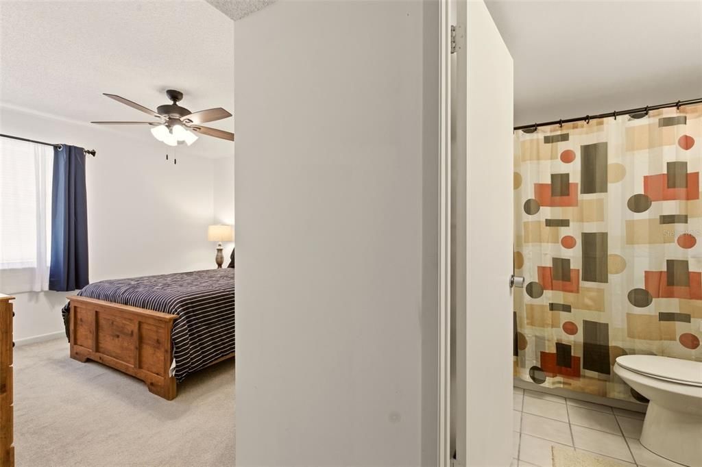 For Sale: $164,900 (2 beds, 2 baths, 897 Square Feet)